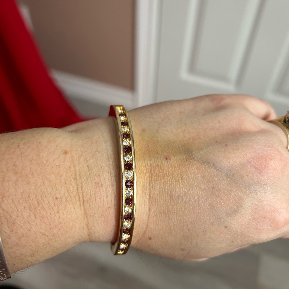 4/$50 Elegant Gold and Red Gemstone Bracelet 7 inches 💜